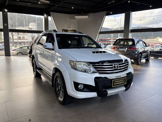 TOYOTA HILUX SW4 3.0 SRV 4X4 7 LUGARES 16V TURBO INTERCOOLER DIESEL 4P AUTOMÁTICO